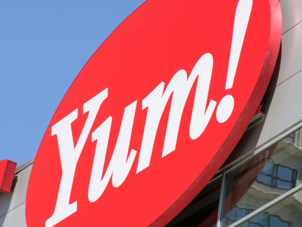 Yum brands. Компания Yum. Yum! Brands, Inc.. Yum brands логотип.