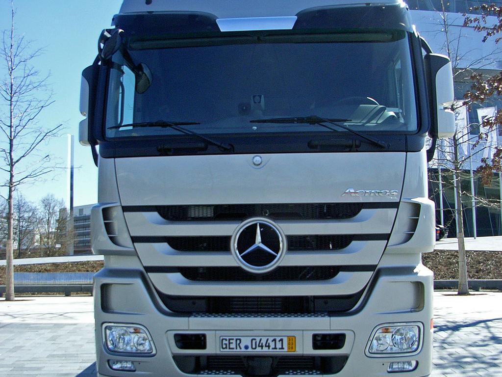  daimler-truck-head-sees-signs-of-chip-crisis-recovery 