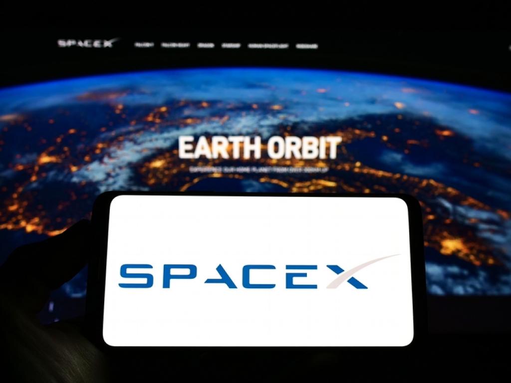  spacex-telesat-join-forces-falcon-9-rockets-to-ferry-broadband-satellites-14-times-to-low-earth-orbit 