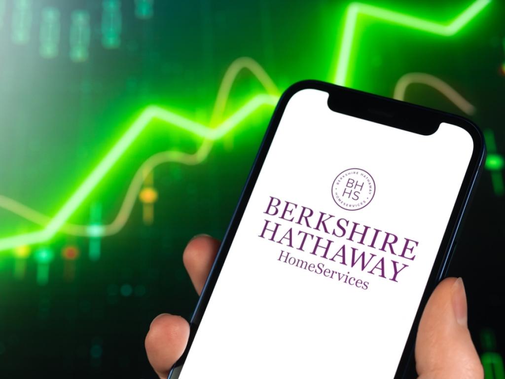 berkshire-hathaway-analyst-raises-forecasts-after-q1-results--but-remains-cautious 