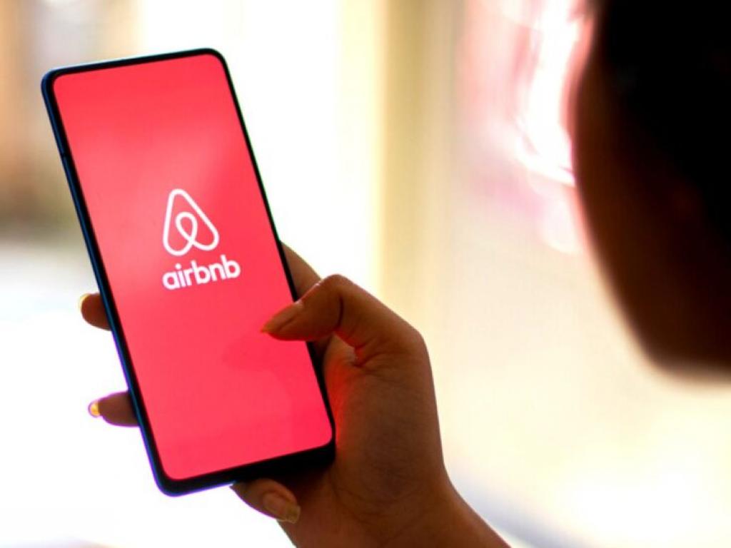  airbnb-q1-earnings-revenue-beat-eps-beat-gross-booking-value-up-12-and-more 
