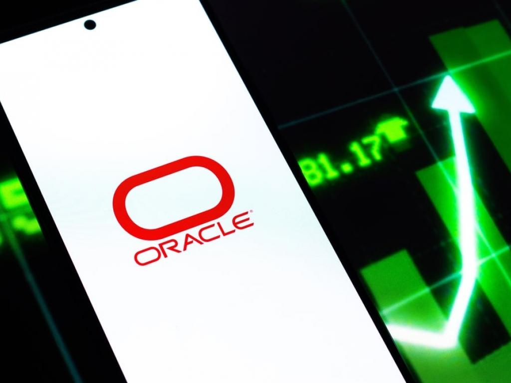 oracle-rides-strong-on-the-ai-wave-despite-q4-revenue-miss-8-analysts-insights 