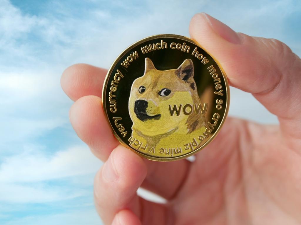  arthur-hayes-raoul-pal-predict-dogecoin-etf-if-people-wait-in-line-for-luxury-brands-they-will-trade-meme-coins-online 