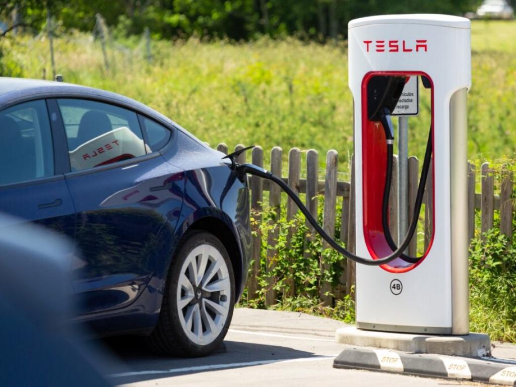  tesla-says-using-wet-cloth-on-supercharger-cables-does-not-increase-charging-speeds-warns-customers-of-risk-of-overheating-or-damage 