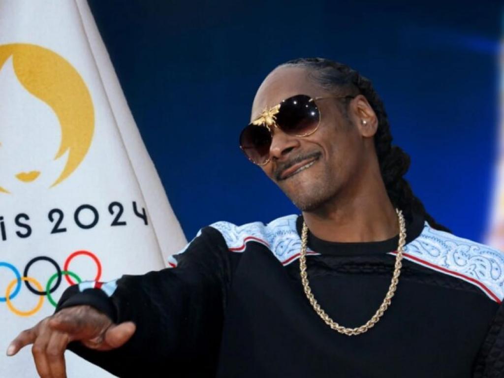  snoop-dogg-steals-the-show-at-paris-olympics-dances-with-torch-cheers-on-us-swimmers-who-take-first-gold-medal 