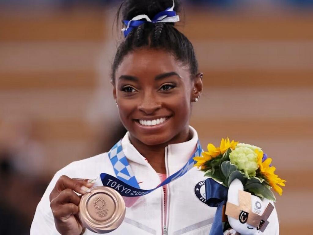  simone-biles-helps-team-usa-gymnastics-win-gold-can-she-win-all-around-championship-again-heres-how-much-a-100-bet-pays-out 