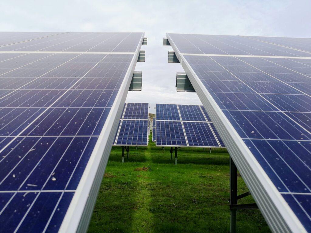  first-solar-sees-strong-growth-from-data-center-demand-but-faces-policy-uncertainties-analysts-opine-on-q2-performance 