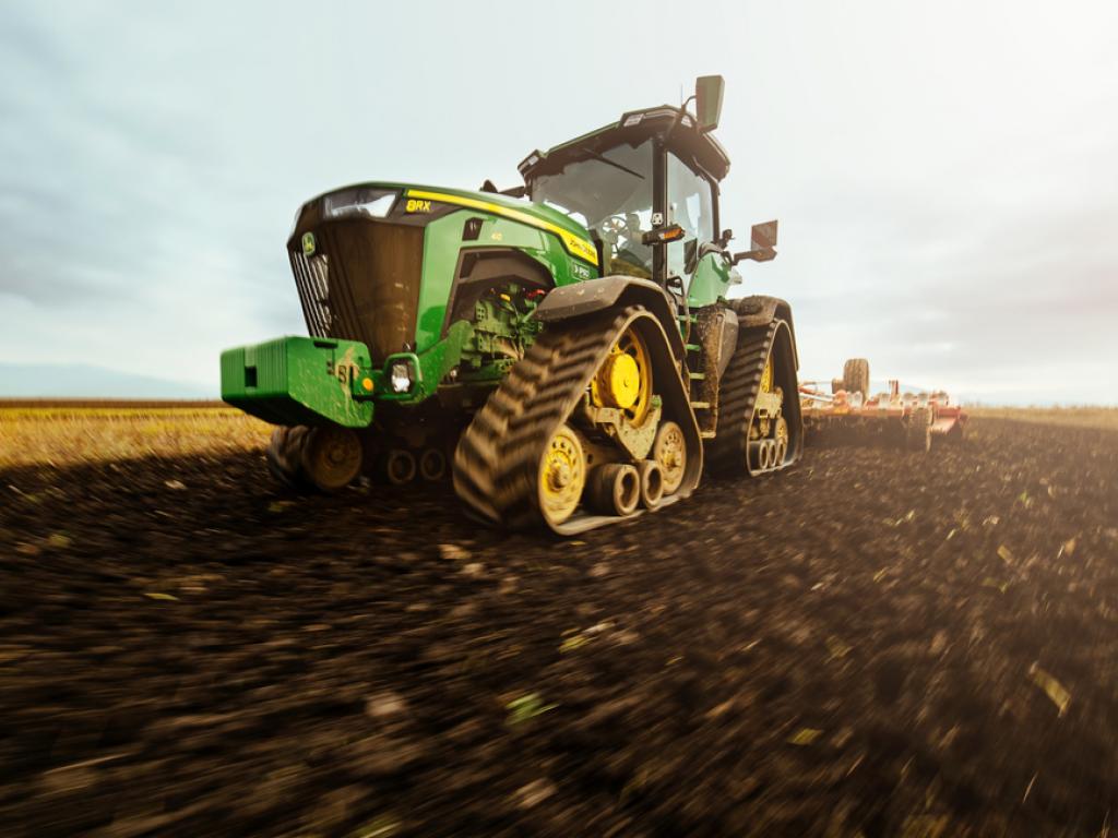  these-analysts-boost-their-forecasts-on-deere-following-upbeat-earnings 