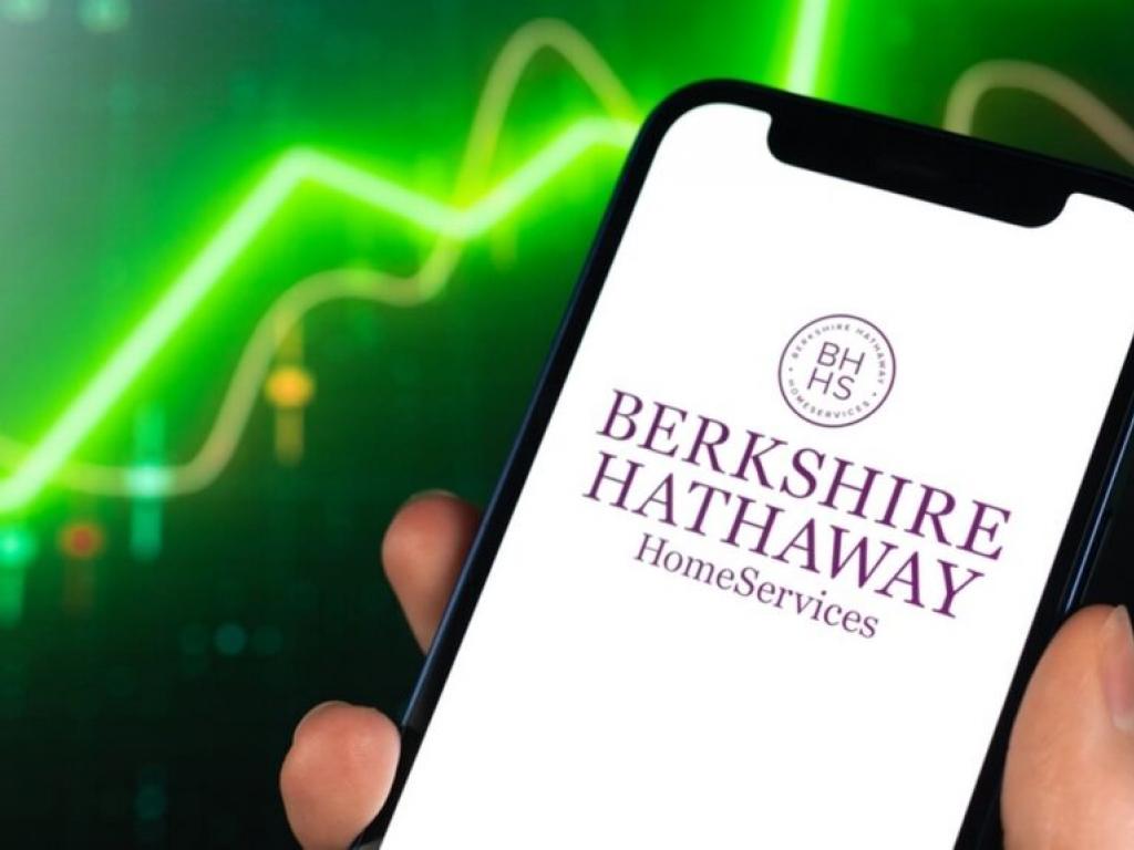  stock-of-the-day-berkshire-hathaway-trades-above-usual-range--time-to-sell-the-warren-buffett-stock 