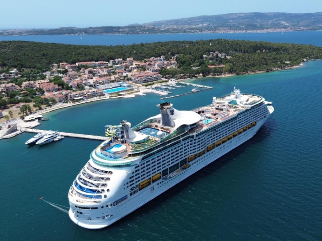  jim-cramer-doesnt-like-carnival-right-now-royal-caribbean-is-the-one-you-want 