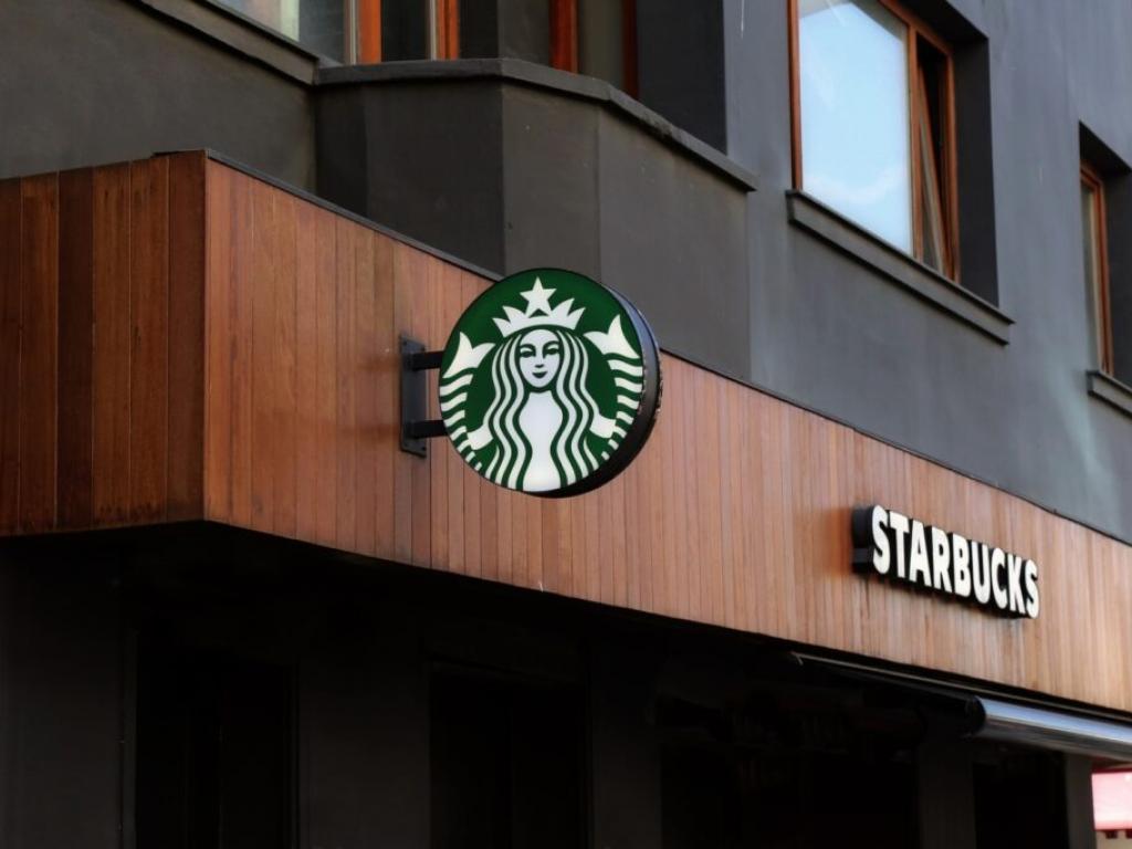  brian-niccol-outlines-vision-to-reconnect-starbucks-with-community-coffeehouse-roots-on-his-2nd-day-as-ceo 