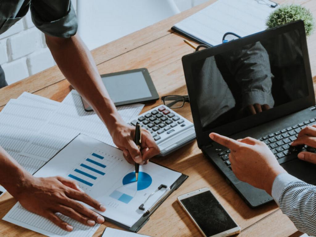  apollos-strong-q3-results-propel-price-forecast-upgrade--analyst-highlights-asset-growth-and-future-potential 
