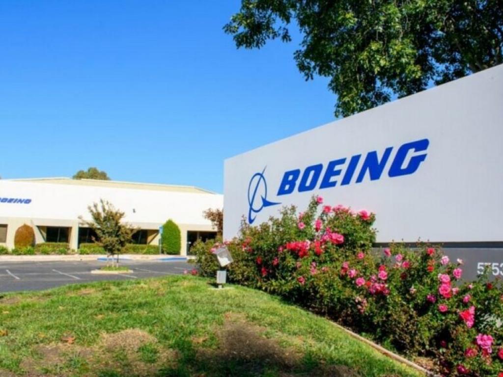  boeing-lands-737-8-deal-with-avia-solutions-40-planes-now-40-more-to-follow 