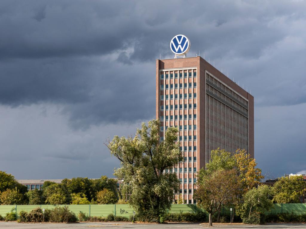  volkswagen-faces-legal-battles-in-germany-over-ev-battery-fire-report 