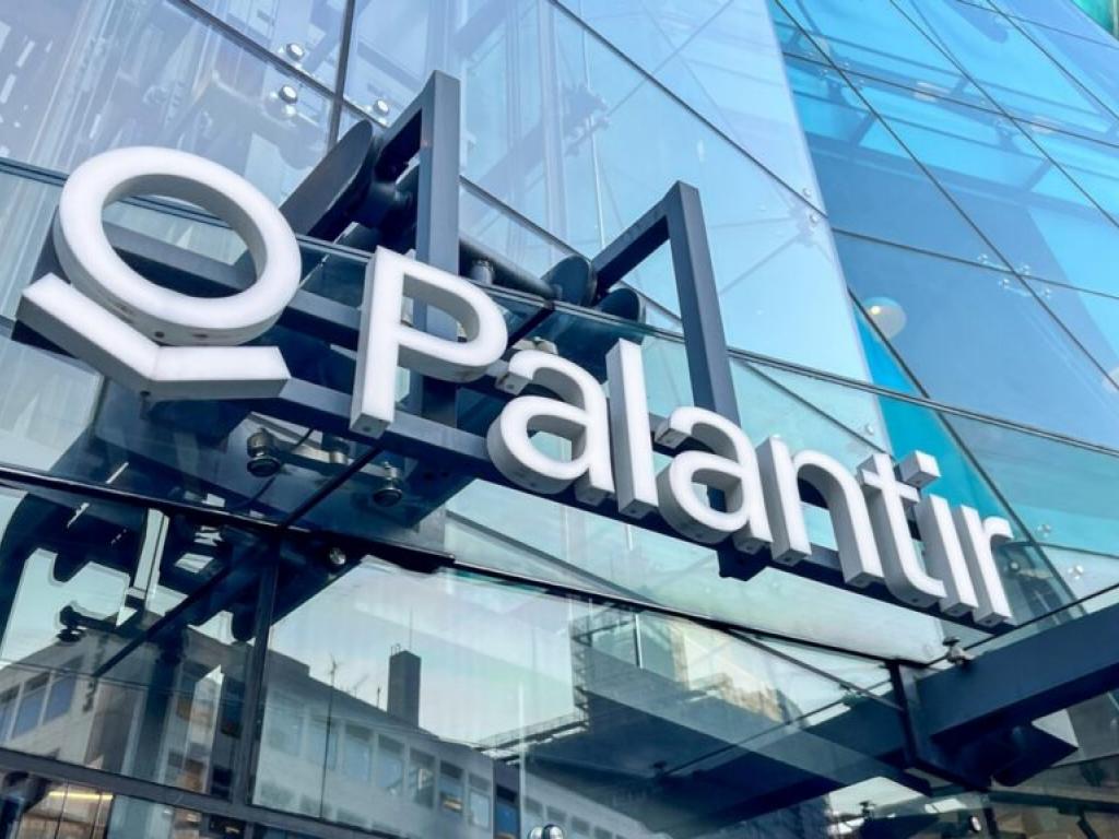  palantir-ceo-becomes-top-earning-tech-boss-as-ai-stock-soars-216-report 
