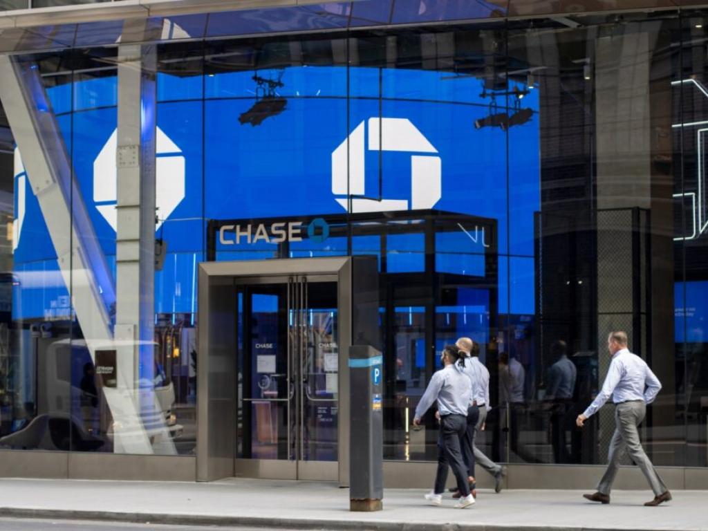  allegations-of-inflated-prescription-drug-costs-spark-employee-lawsuit-against-jpmorgan 