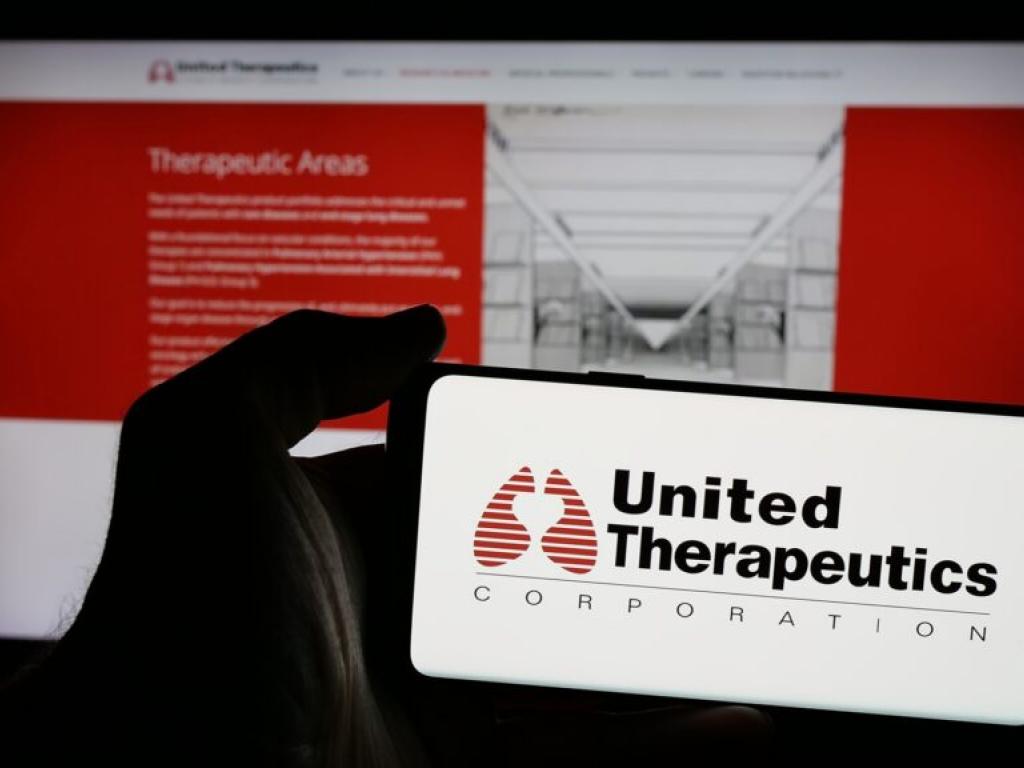  this-united-therapeutics-analyst-is-no-longer-bullish-here-are-top-4-downgrades-for-friday 