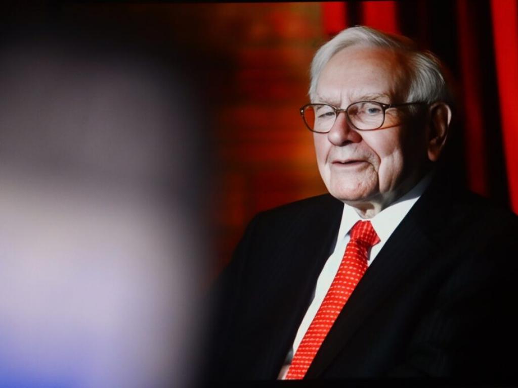  warren-buffett-is-getting-richer-in-2025--and-its-not-because-of-apple-how-one-chinese-holding-is-helping 