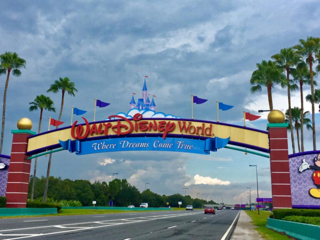  disney-stock-resilient-in-uncertain-economy-as-raised-guidance-signals-confidence 