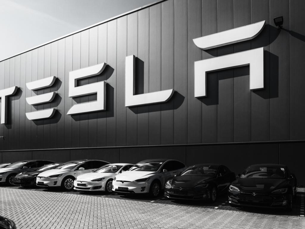  tesla-adds-chipotle-exec-jack-hartung-to-board-amid-musk-pay-battle 