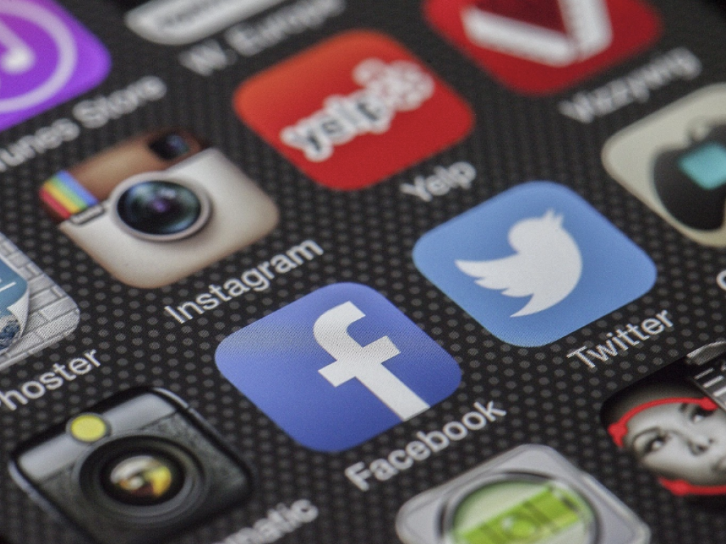  meta-platforms-valuation-debate-sets-the-stage-for-direxions-bull-and-bear-funds 