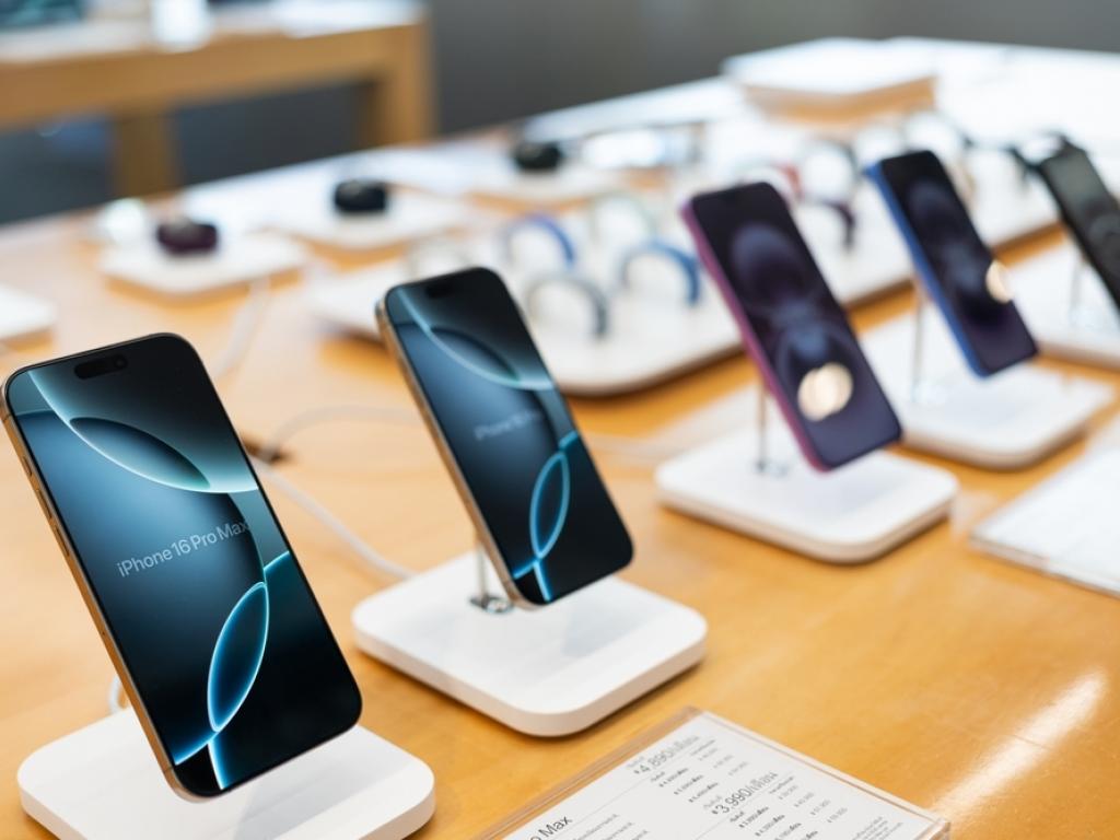  tariffs-ai-and-trade-war-apples-smartphone-growth-to-take-a-hit-experts-say 