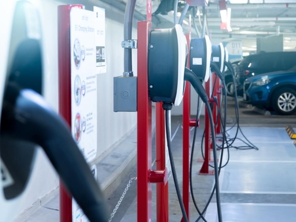  shoppers-can-soon-fast-charge-evs-at-malls-thanks-to-mercedes-benz-federal-realty-deal 