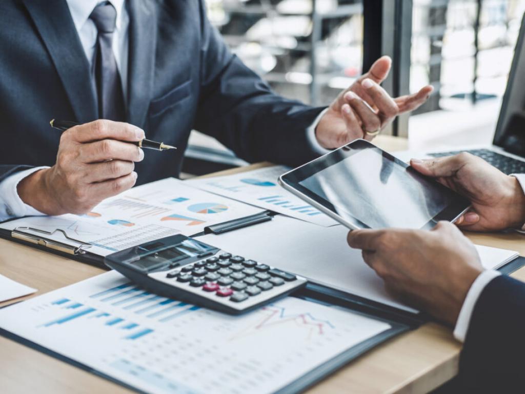 Y컴비네이터 CEO "대학생들의 `허위과장` 창업, 테라노스·FTX처럼 감옥행 될 것" 경고,ABNB,DASH,Airbnb Inc,DoorDash