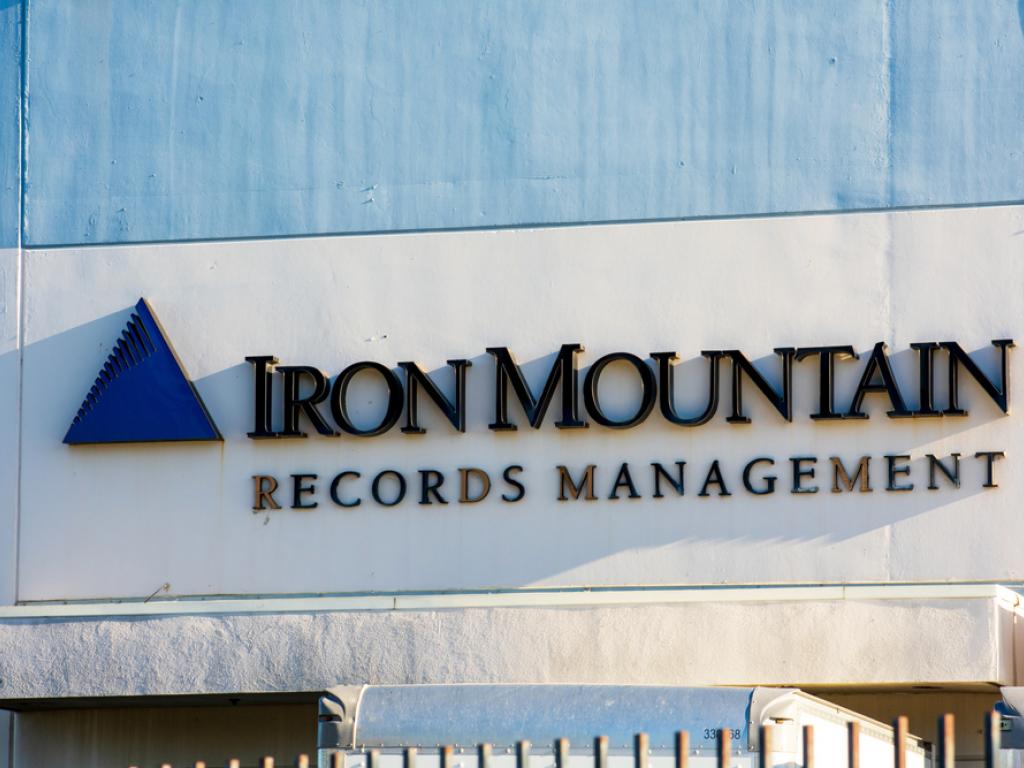  options-corner-iron-mountains-mixed-q2-earnings-offers-potential-discount-for-bold-traders 