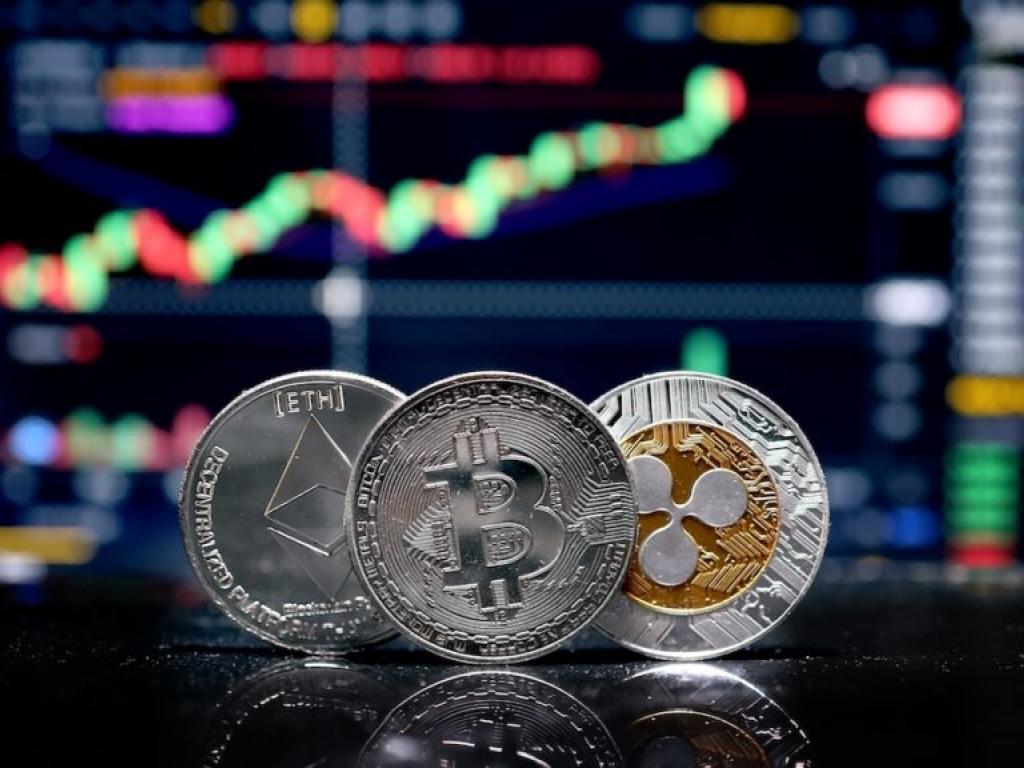  trump-targets-banks-for-crypto-bias-scaramucci-flags-ethereum-killer-kiyosaki-slams-marxist-fed-as-btc-booms--this-week-in-crypto 