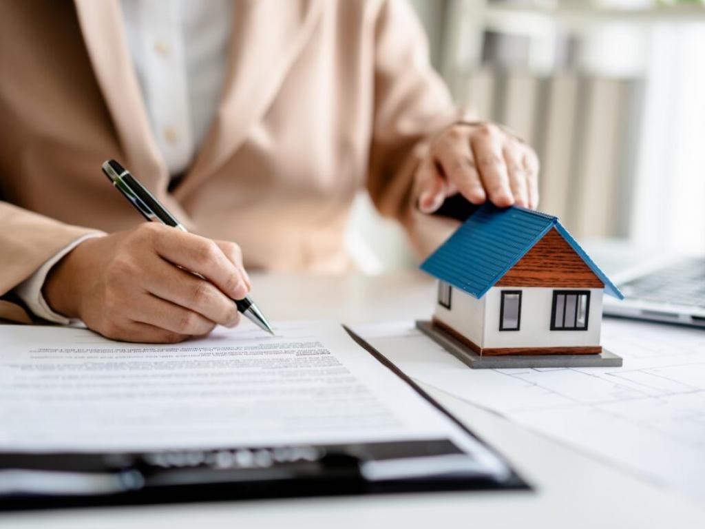  ray-dalio-warns-real-estate-investment-in-2025-faces-interest-rate-risks-tax-challenges-not-an-effective-investment-strategy 