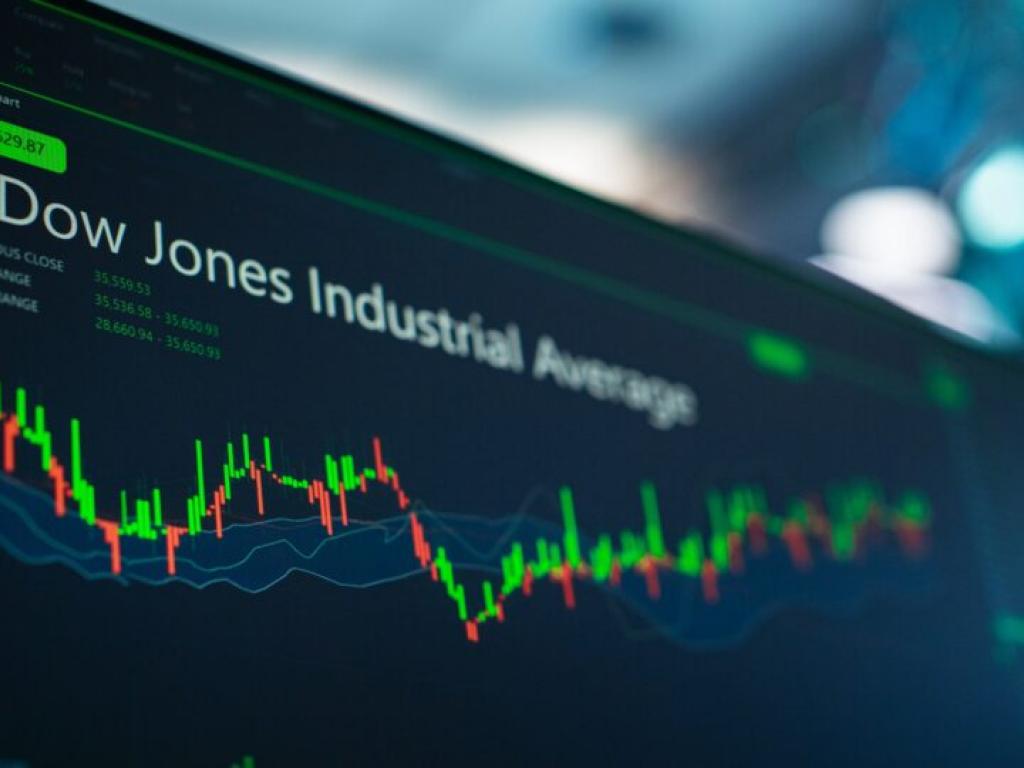  dow-falls-over-100-points-deere-shares-dip-after-q3-results 