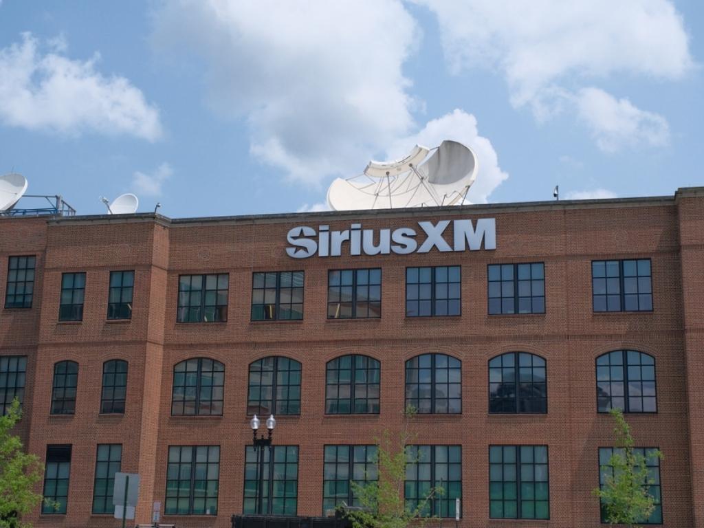  warren-buffett-gets-good-news-from-howard-stern-im-very-happy-at-sirius 