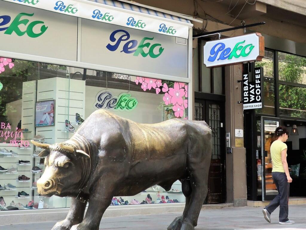  dow-nasdaq-futures-climb-gold-soars-as-investors-brush-off-looming-shutdown--but-economists-warn-costly-data-blackout-could-skew-outlook 