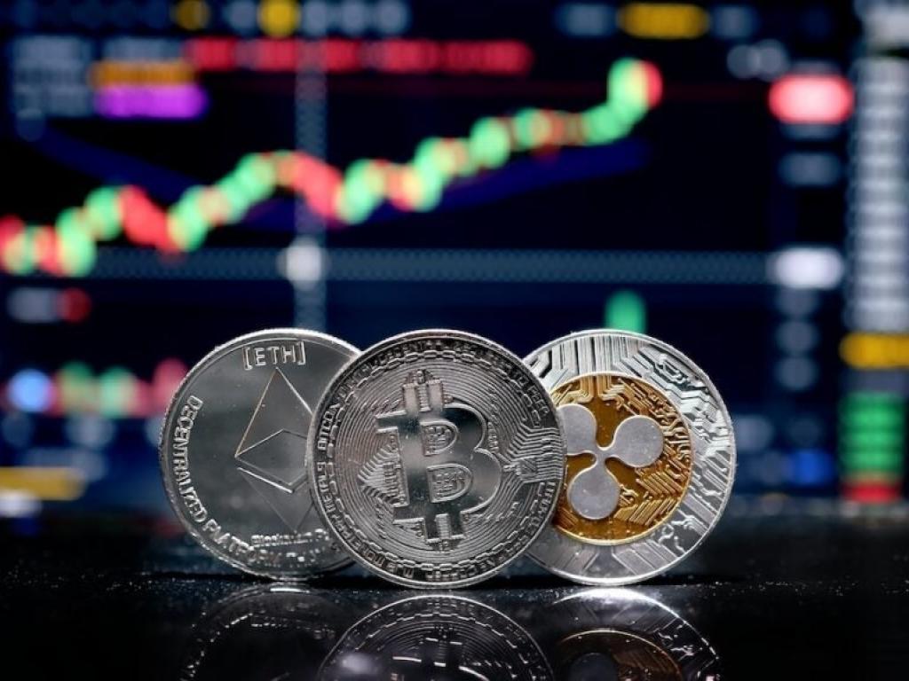  bitcoin-steady-on-1-billion-etf-inflows-as-xrp-dips-below-3-while-ethereum-dogecoin-rise 