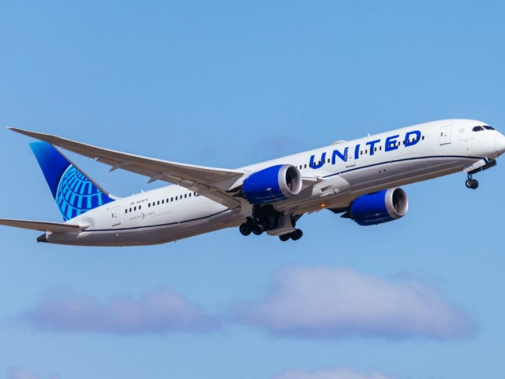  united-airlines-projects-best-quarter-ever-ceo-says-loyalty-boosted-resilience 