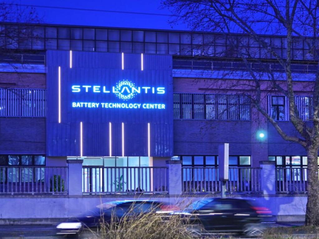  stellantis-teams-up-with-pony-ai-to-bring-self-driving-electric-vans-to-europe 