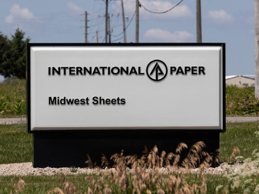  international-paper-ceo-stresses-resilience-after-1-billion-impairment-blow 