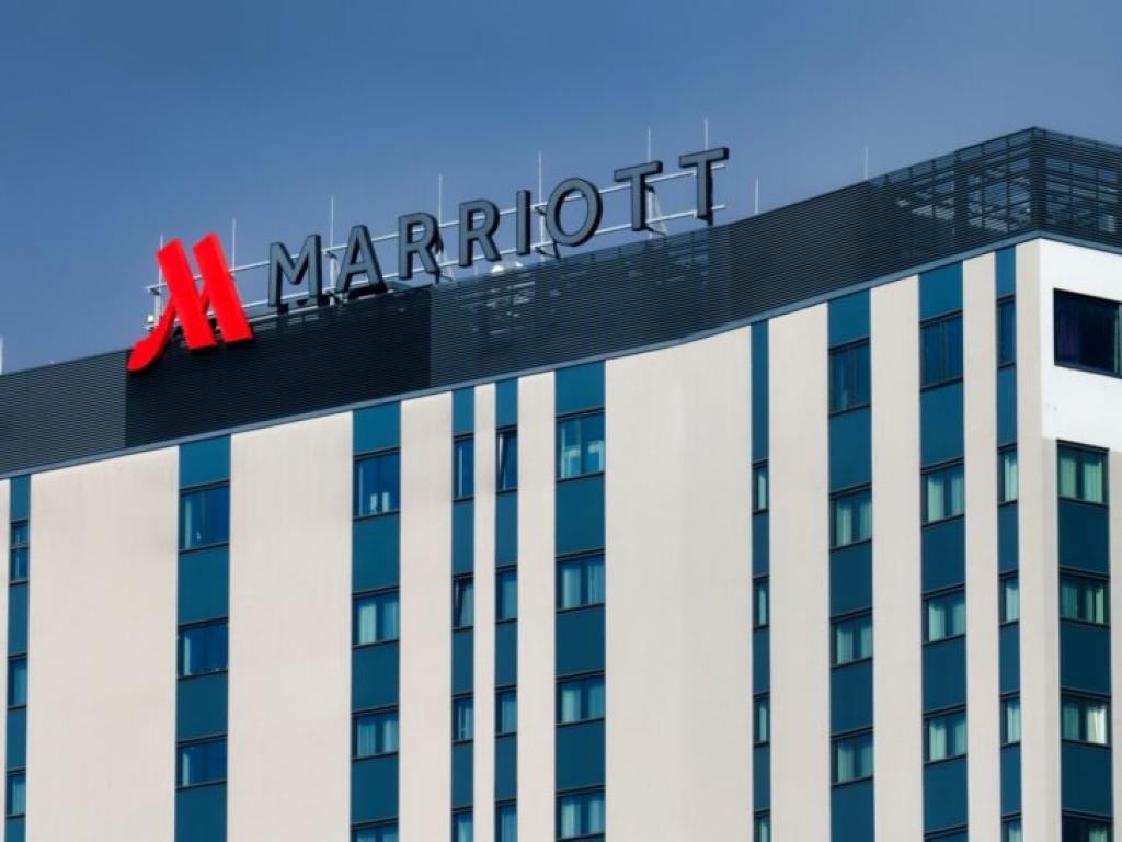  marriott-cashes-in-on-luxury-hotel-demand-lifts-outlook 