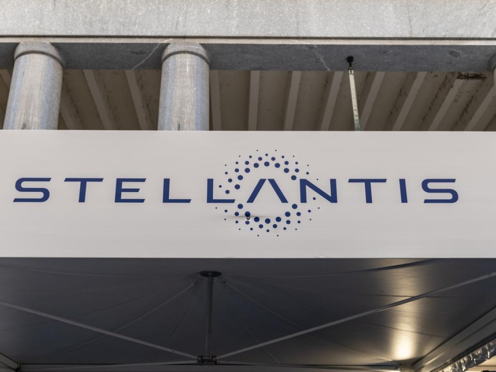  stellantis-recalls-320k-jeep-grand-cherokee-wrangler-hybrid-vehicles-over-battery-fire-risk--nhtsa-issues-parking-warning 