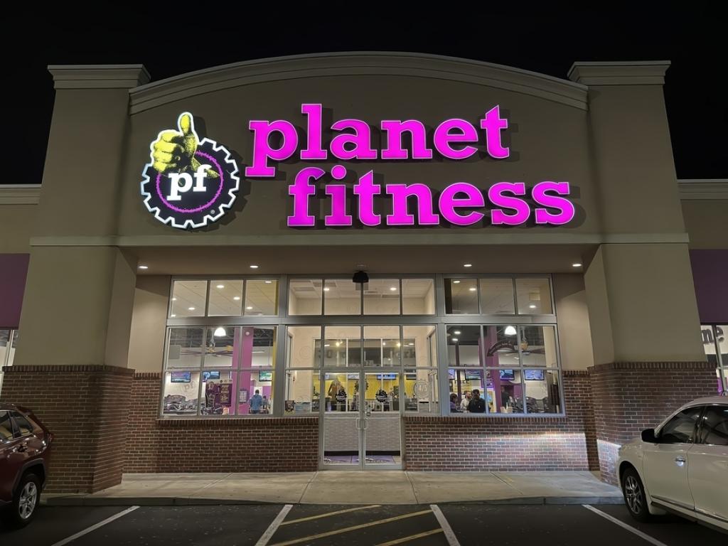  planet-fitness-adds-new-clubs-sweetens-profit-outlook 