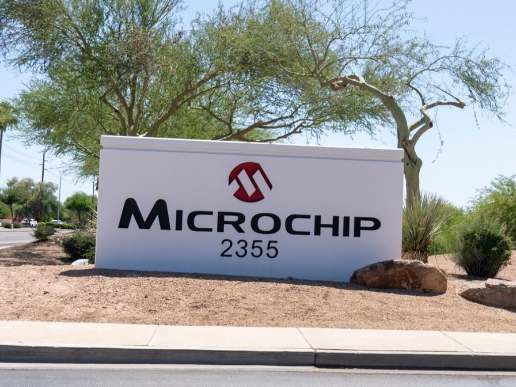  microchip-customers-still-holding-back-on-chip-orders-rebound-coming-in-2026-says-analyst 
