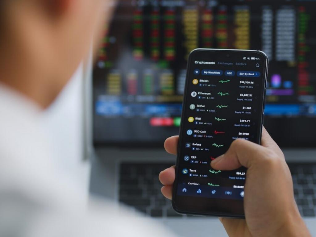  bitcoin-ethereum-xrp-dogecoin-range-bound-even-as-longest-government-shutdown-nears-end-analytics-firm-bullish-on-this-key-btc-metric 