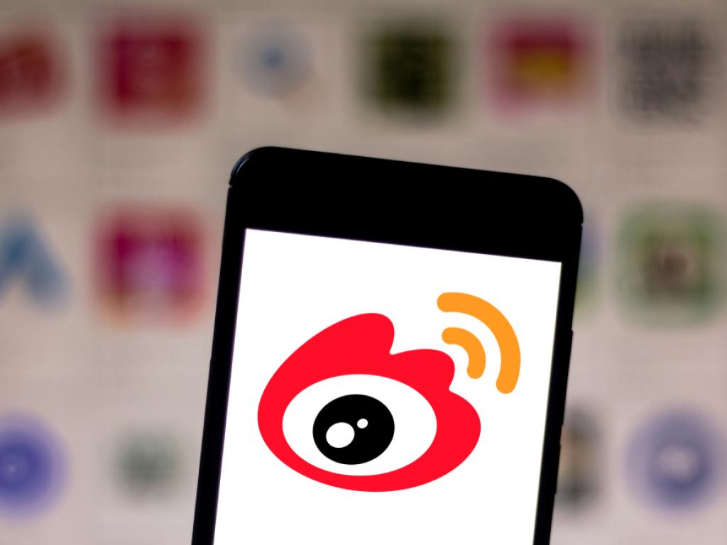  weibos-ad-sales-slide-but-ai-push-keeps-engagement-steady 