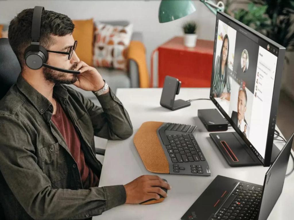  lenovo-gains-market-share-in-computing-race-to-reap-profits-from-ai 