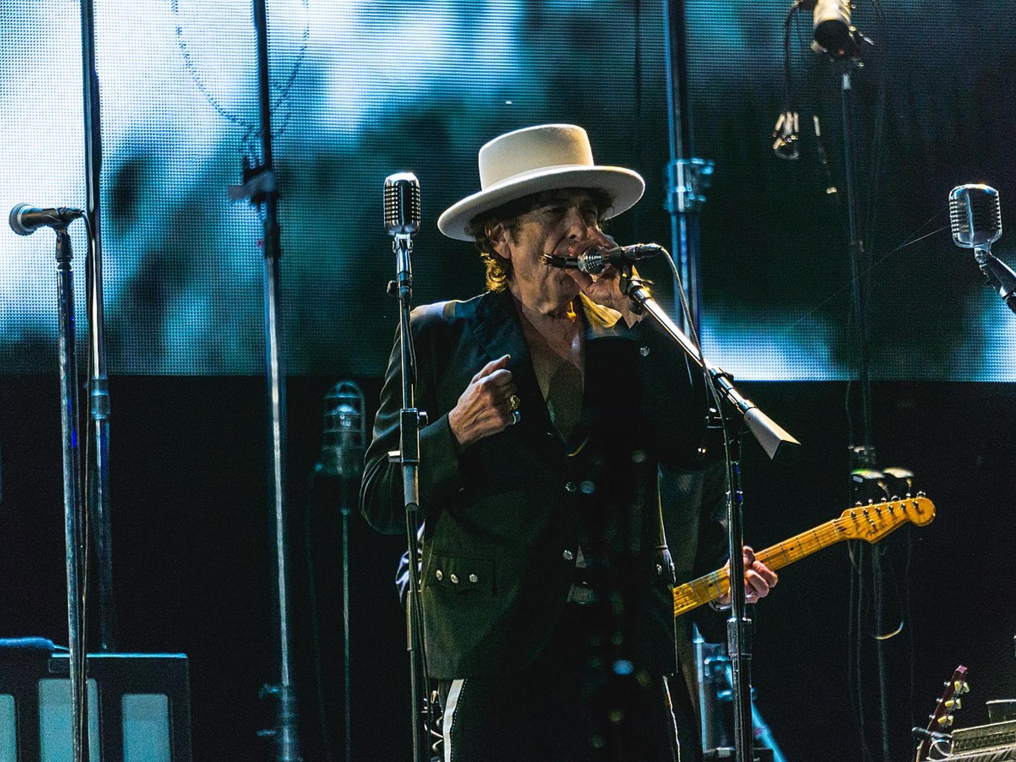  changing-of-the-guard-bob-dylan-sells-music-library-to-universal 