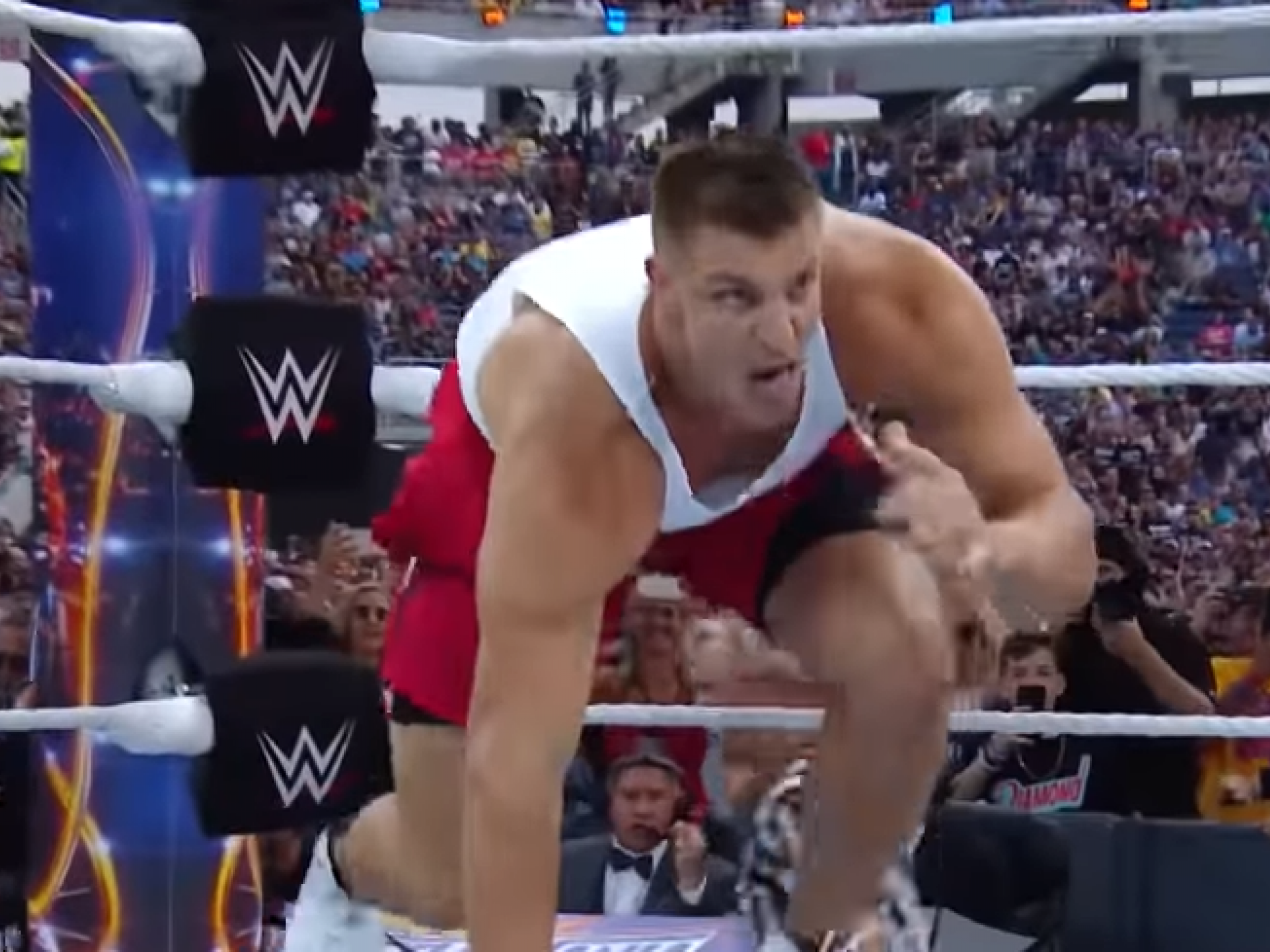  rob-gronkowski-signs-deal-with-wwe-joins-elite-list-of-nfl-players-to-compete-in-the-wrestling-ring 