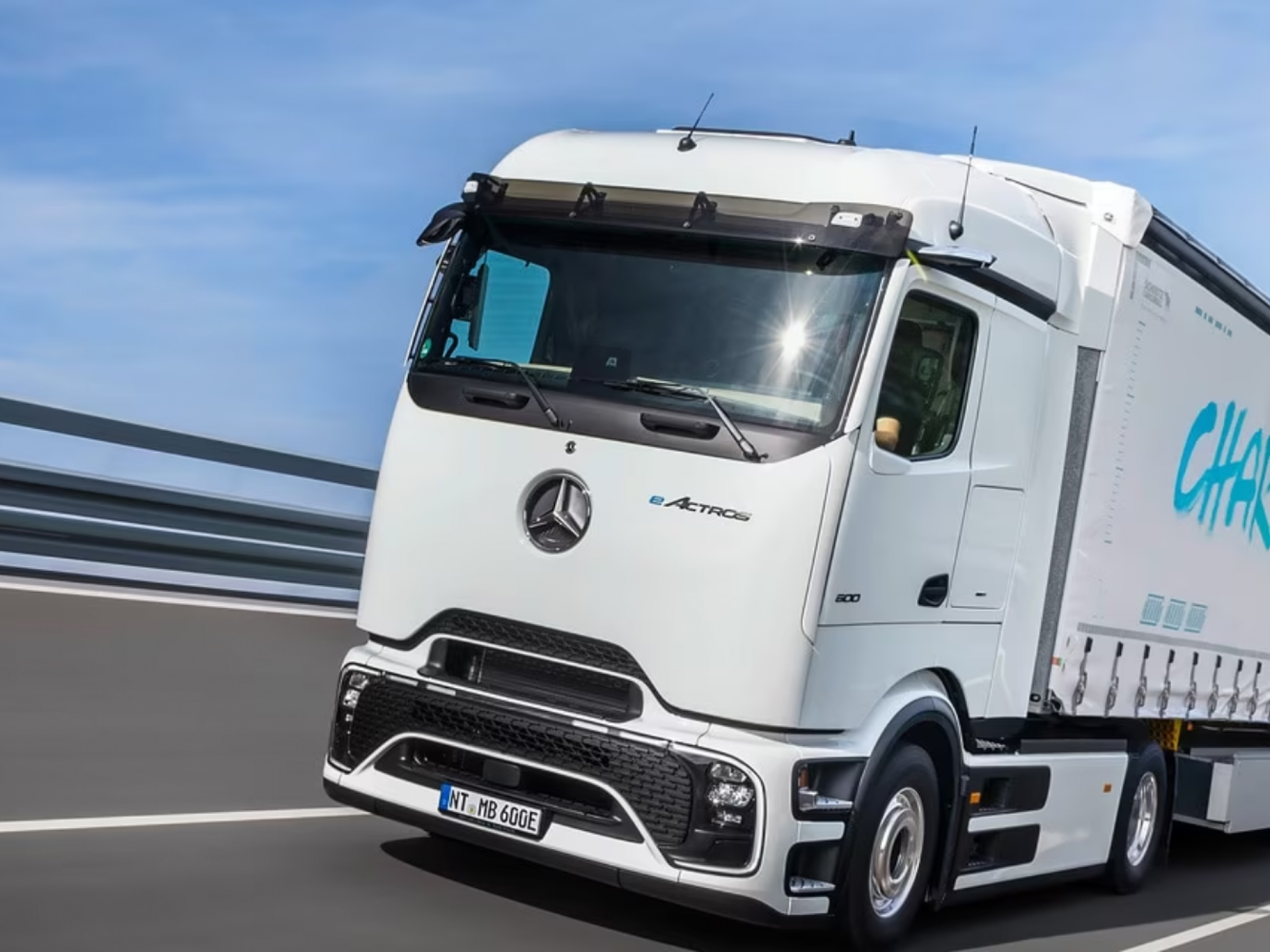  mercedes-benz-trucks-unveils-battery-electric-long-haul-truck-eactros-600 