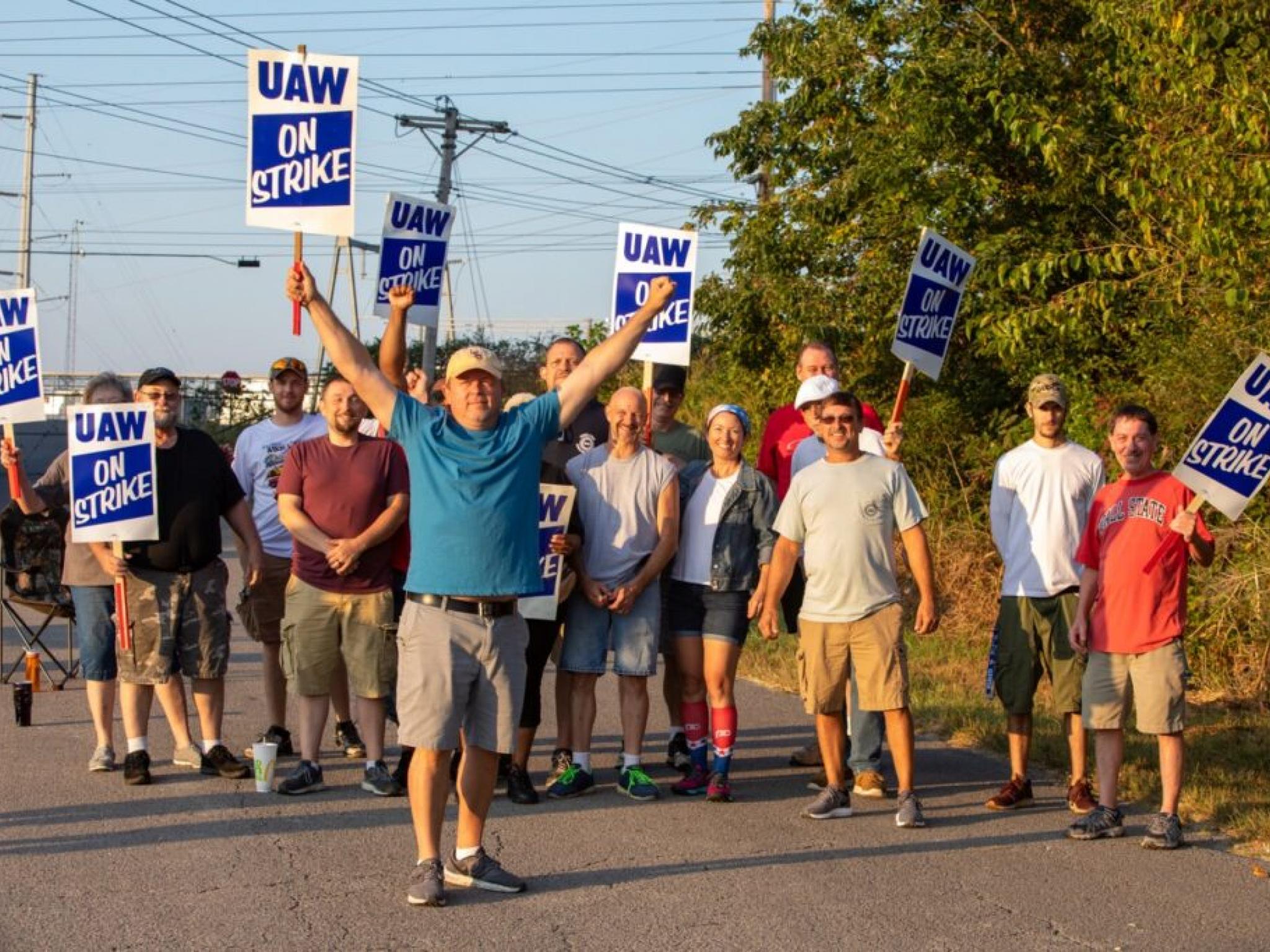  uaw-gains-traction-in-volkswagen-tennessee-plant-as-a-thousand-employees-sign-union-authorization-cards 
