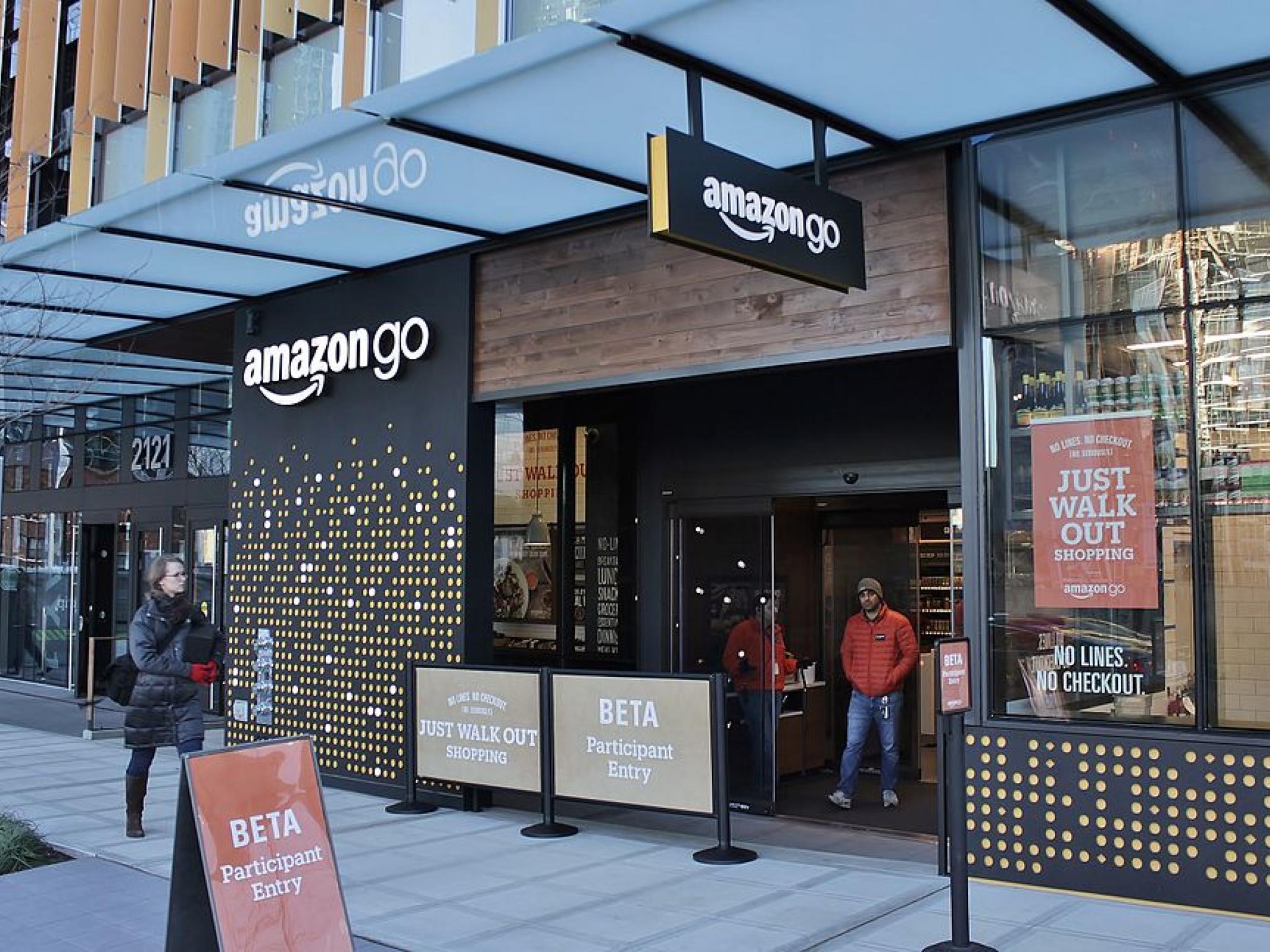  amazon-aims-to-outdo-walmarts-retail-game-boosts-cashierless-tech-in-stores 